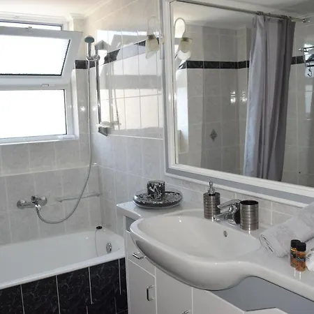Апартаменты Modern Close To Sea And Town Centre